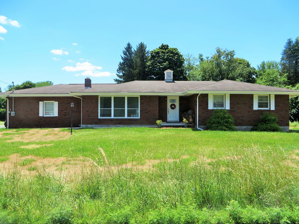 SOLD | 2 Herbert Hoover Drive, New Windsor, NY  |  Mid Century Solid Brick Ranch